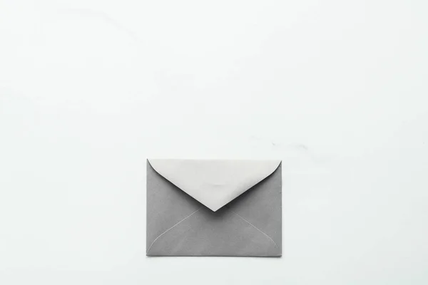 Blank paper envelopes on marble flatlay background, holiday mail — Stock Photo, Image