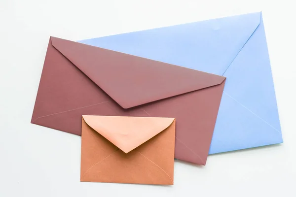 Obálky s prázdným papírem na mramorové tapetu, prázdninová pošta — Stock fotografie