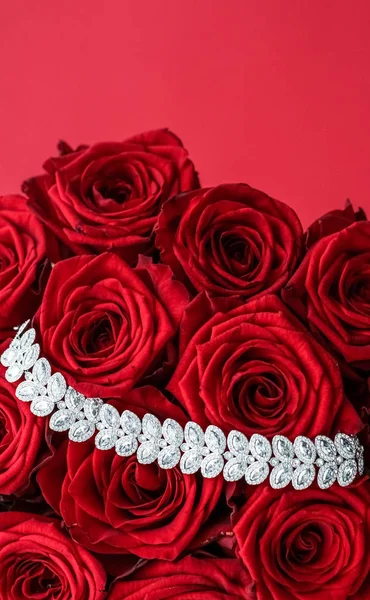 Pulseira de diamante de luxo e buquê de rosas vermelhas, jóias amor g — Fotografia de Stock