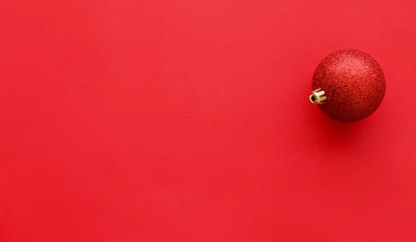 Bombki świąteczne na czerwonym tle flatlay, luksusowe zimowe wakacje — Zdjęcie stockowe