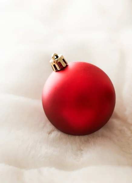 Palle di Natale rosso su sfondo bianco soffice pelliccia, winte di lusso — Foto Stock
