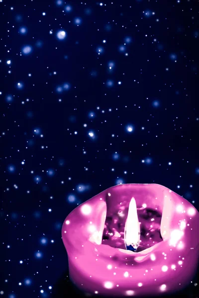 粉红色节日蜡烛在蓝色闪闪发光的雪背景，豪华 — 图库照片
