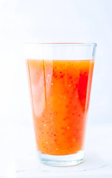 Стекло красного фруктового коктейля с семенами цыплят для диетической детоксикации — стоковое фото