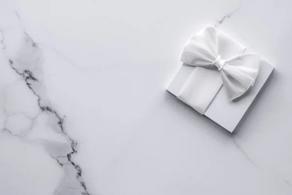 Luxus esküvői ajándékok selyem íj és szalagok márvány backgro — Stock Fotó