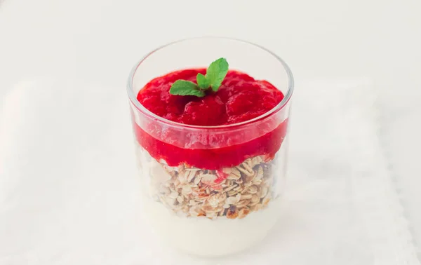 Zelfgemaakte granola parfait met aardbeien jam en munt, yoghurt en — Stockfoto