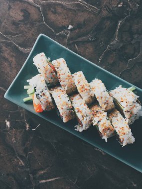 Öğle yemeği zamanında bir restoranda Japon Suşi, Asya mutfağı