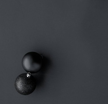 Siyah flatlay fon üzerinde Noel baubles, lüks kış holid