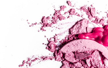 Beyaz arka plan müziği üzerinde yalıtılmış ezilmiş göz farı, ruj ve toz