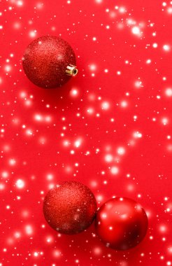 Kar glitter, lüks wi ile kırmızı arka plan üzerinde Noel baubles