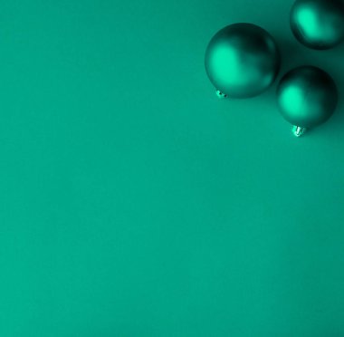 Yeşil flatlay zemin üzerinde Noel baubles, lüks kış holid