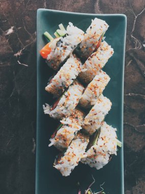 Öğle yemeği zamanında bir restoranda Japon Suşi, Asya mutfağı