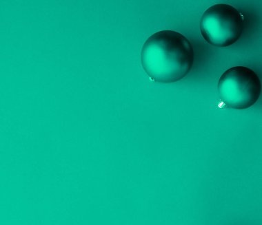 Yeşil flatlay zemin üzerinde Noel baubles, lüks kış holid