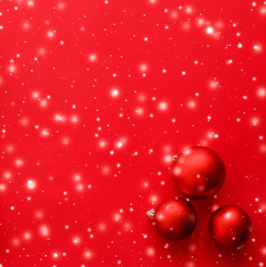Kar glitter, lüks wi ile kırmızı arka plan üzerinde Noel baubles