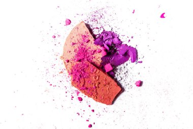 Beyaz üzerinde yalıtılmış ezilmiş göz farı paleti ve toz yakın çekim 