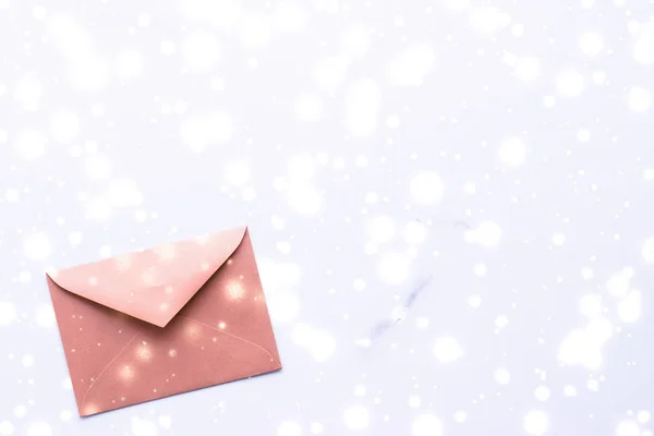 Winter holiday blank paper envelopes on marble with shiny snow f — Stock Photo, Image