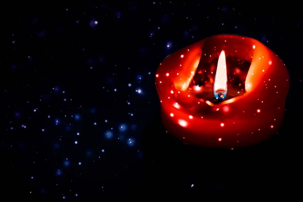 Rudá sváteční svíčka na tmavém zasněsněném pozadí, přepych — Stock fotografie