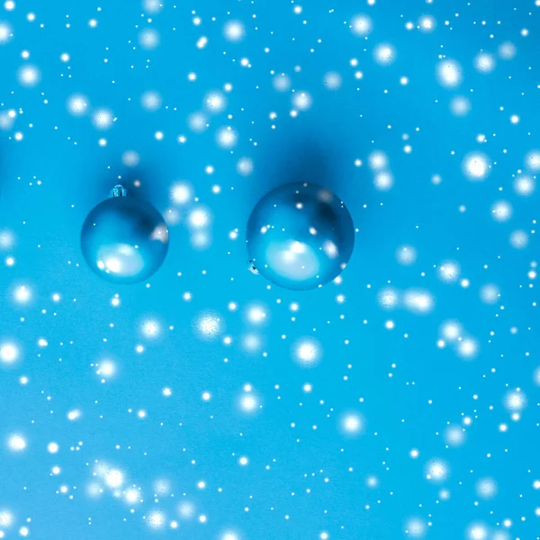 圣诞包在蓝色背景与雪闪闪发光，豪华w — 图库照片