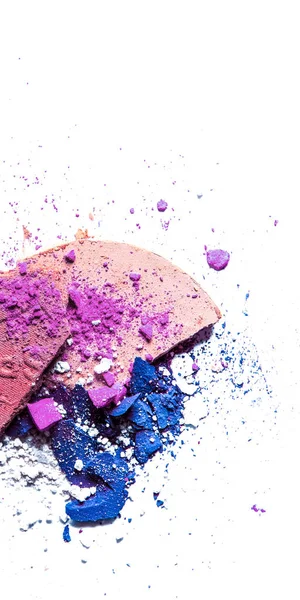 Beyaz üzerinde yalıtılmış ezilmiş göz farı paleti ve toz yakın çekim 