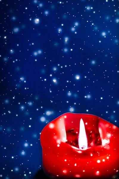 Vela roja de la fiesta sobre fondo azul brillante de la nieve, lujo — Foto de Stock