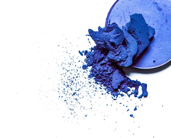 Beyaz arka planda yalıtılmış ezilmiş göz farı paleti yakın çekim