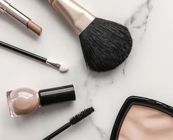 Maquillaje y productos cosméticos en mármol, fondo plano — Foto de Stock