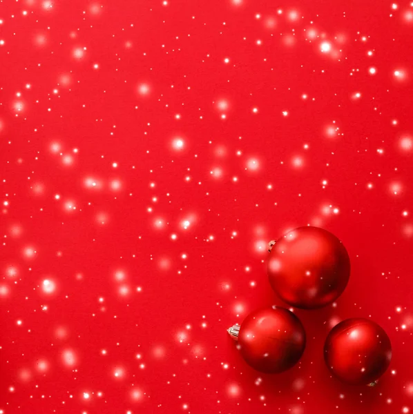 Kar glitter, lüks wi ile kırmızı arka plan üzerinde Noel baubles