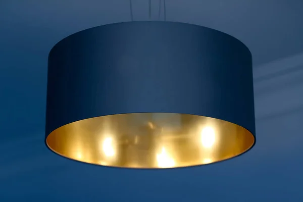 Lampe dorée dans une chambre, élégant éclairage de décoration moderne — Photo