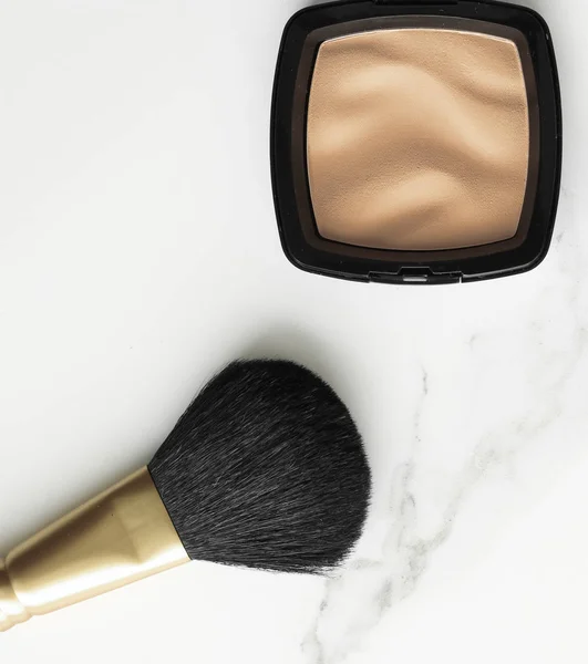 Maquillaje y productos cosméticos en mármol, fondo plano — Foto de Stock
