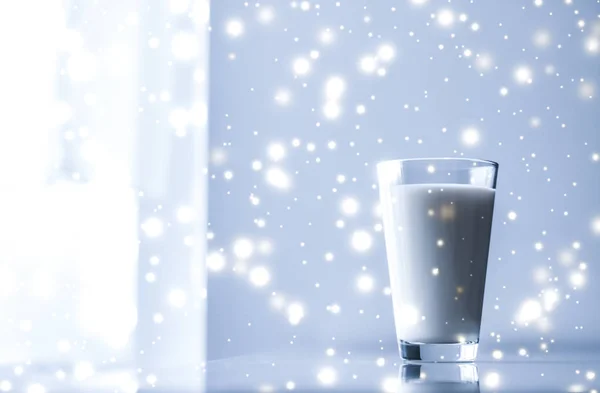 Magisches Feiertagsgetränk, das laktosefreie Bio-Milch ins Glas gießt — Stockfoto