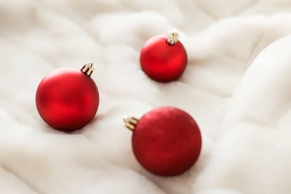 Bugigangas de Natal vermelho no fundo de pele macia branca, winte luxo — Fotografia de Stock