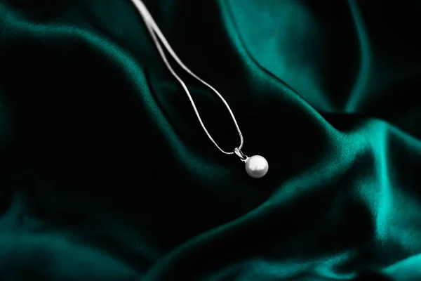 Luksusowy biały złoty naszyjnik z perłą na ciemnym Szmaragdowym zielonym jedwabnym grzbiecie — Zdjęcie stockowe
