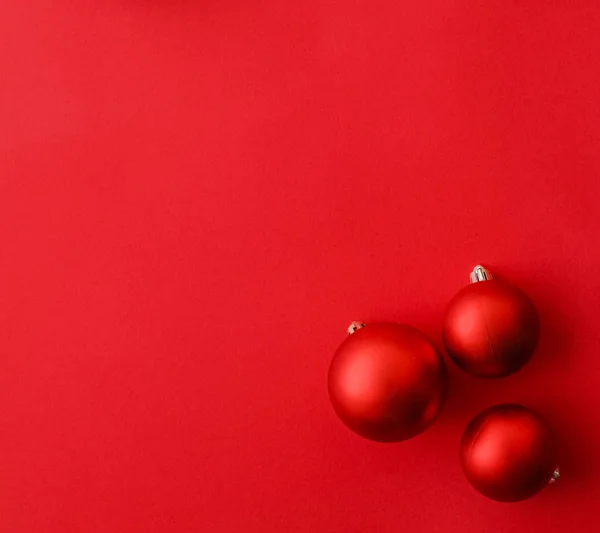 Bola de Navidad sobre fondo plano rojo, vacaciones de invierno de lujo — Foto de Stock