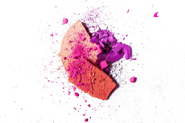 Beyaz üzerinde yalıtılmış ezilmiş göz farı paleti ve toz yakın çekim 