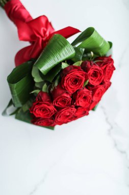 Sevgililer Günü'nde tatil aşkı hediyesi, kırmızı ro lüks buket