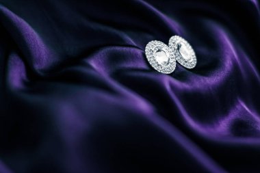 Koyu menekşe ipek kumaş lüks elmas küpe, tatil glam