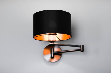 Bir odada bronz lamba, zarif modern ev dekor aydınlatma