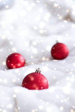 Kar glitter ile kabarık kürk kırmızı Noel baubles, lüks wi