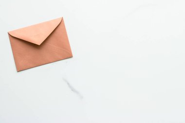 Mermer yatık arka planda boş kağıt zarflar, tatil posta