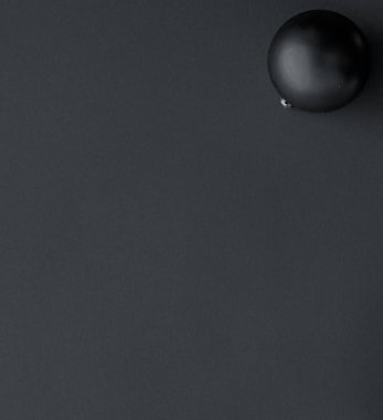 Siyah flatlay fon üzerinde Noel baubles, lüks kış holid