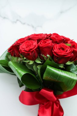 Sevgililer Günü'nde tatil aşkı hediyesi, kırmızı ro lüks buket