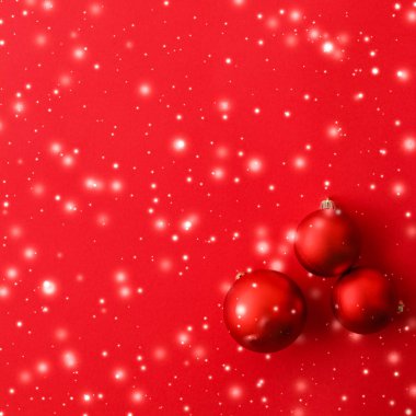 Kar glitter, lüks wi ile kırmızı arka plan üzerinde Noel baubles