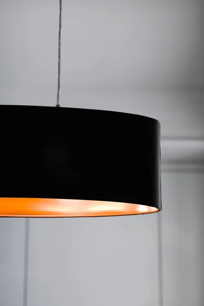 Bronzová lampa v místnosti, elegantní interiér s moderním vybavením pro domácnost — Stock fotografie