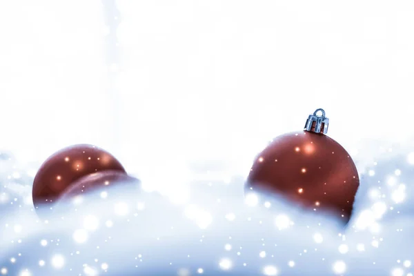 Bronzen kerstballen op blauwe pluizige vacht met glanzende sneeuw glit — Stockfoto