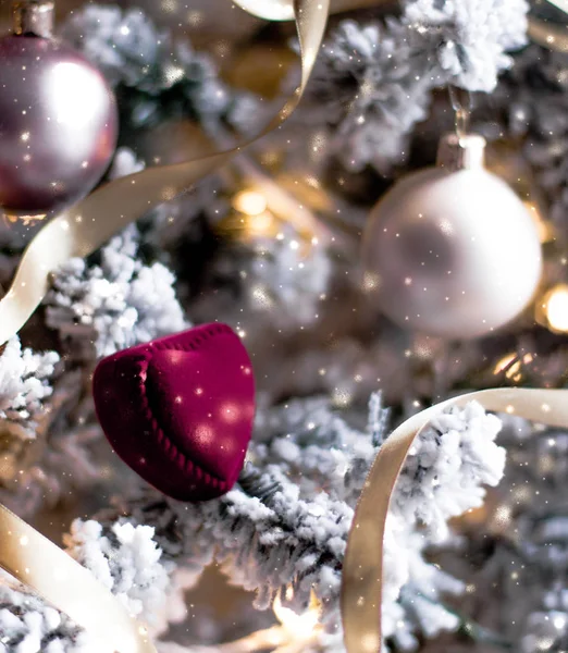 クリスマスツリーのハート型ジュエリーギフトボックス、愛のプレゼント — ストック写真