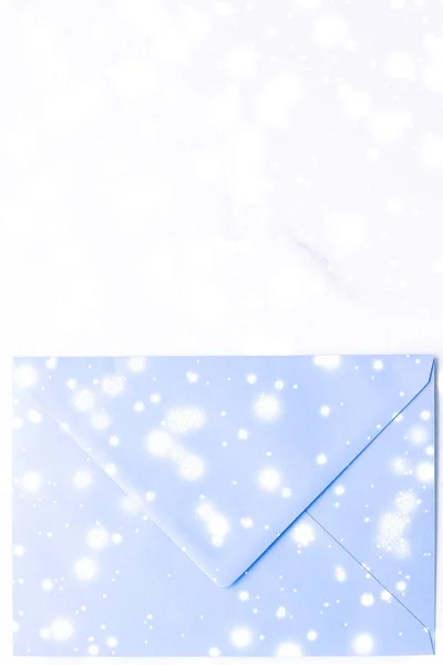 Vintersemester tomt papper kuvert på marmor med glänsande snö f — Stockfoto