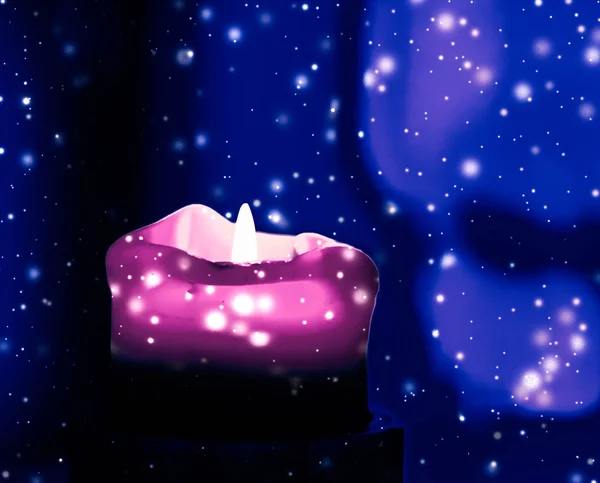 粉红色节日蜡烛在蓝色闪闪发光的雪背景，豪华 — 图库照片