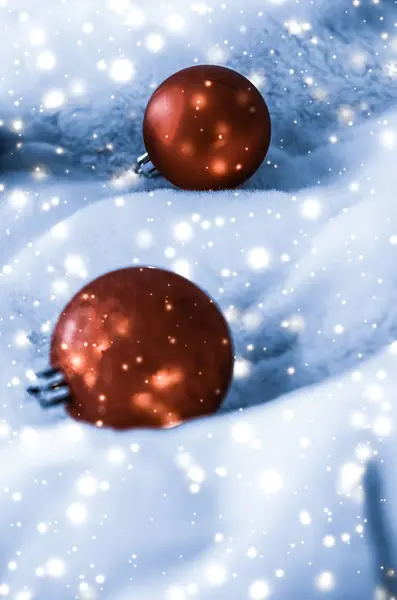 Bronze Natal bugigangas em pele macia azul com brilho de neve brilhante — Fotografia de Stock