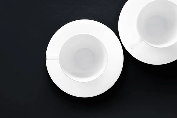 Ensemble de vaisselle en vaisselle blanche, tasse vide sur fond plat noir — Photo