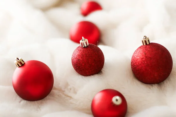 白色蓬松毛皮背景的红色圣诞包，豪华温特 — 图库照片