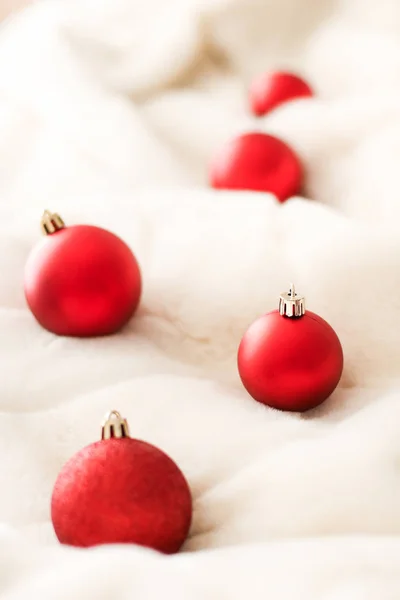 흰색 푹신한 모피 배경에 빨간 크리스마스 baubles, 럭셔리 윈트 — 스톡 사진